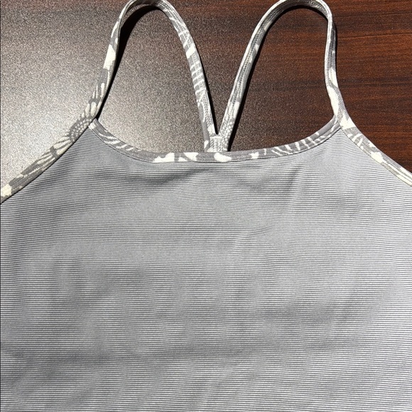 Lululemon Power Pose XXS Silver Tank - Picture 2 of 5